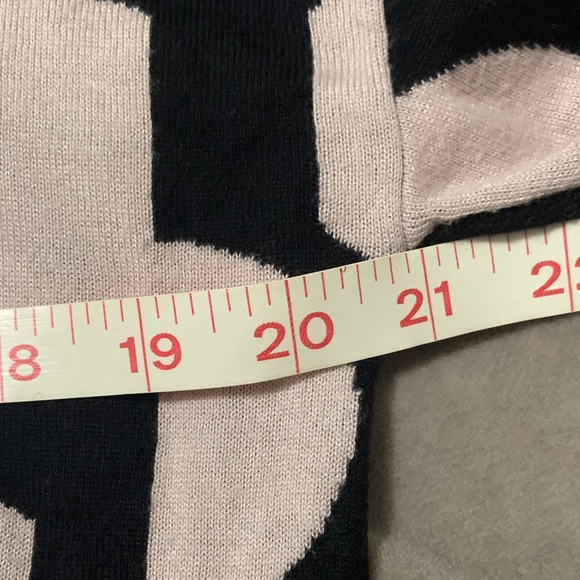 St. John Black and Tan Patterned Sweater cashmere blend - Picture 5 of 7